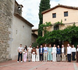 Fotografía de grupo de Sus Altezas Reales la Princesa de Asturias y La Infanta Doña Leonor acompañadas por un grupo de jóvenes del programa GiTalent